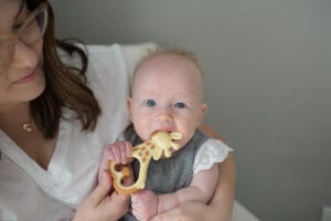 Mag mijn baby op een bijtring sabbelen tijdens het krijgen van tandjes?