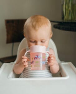 Hoeveel drinkt mijn baby gemiddeld per dag, naast melkvoeding?