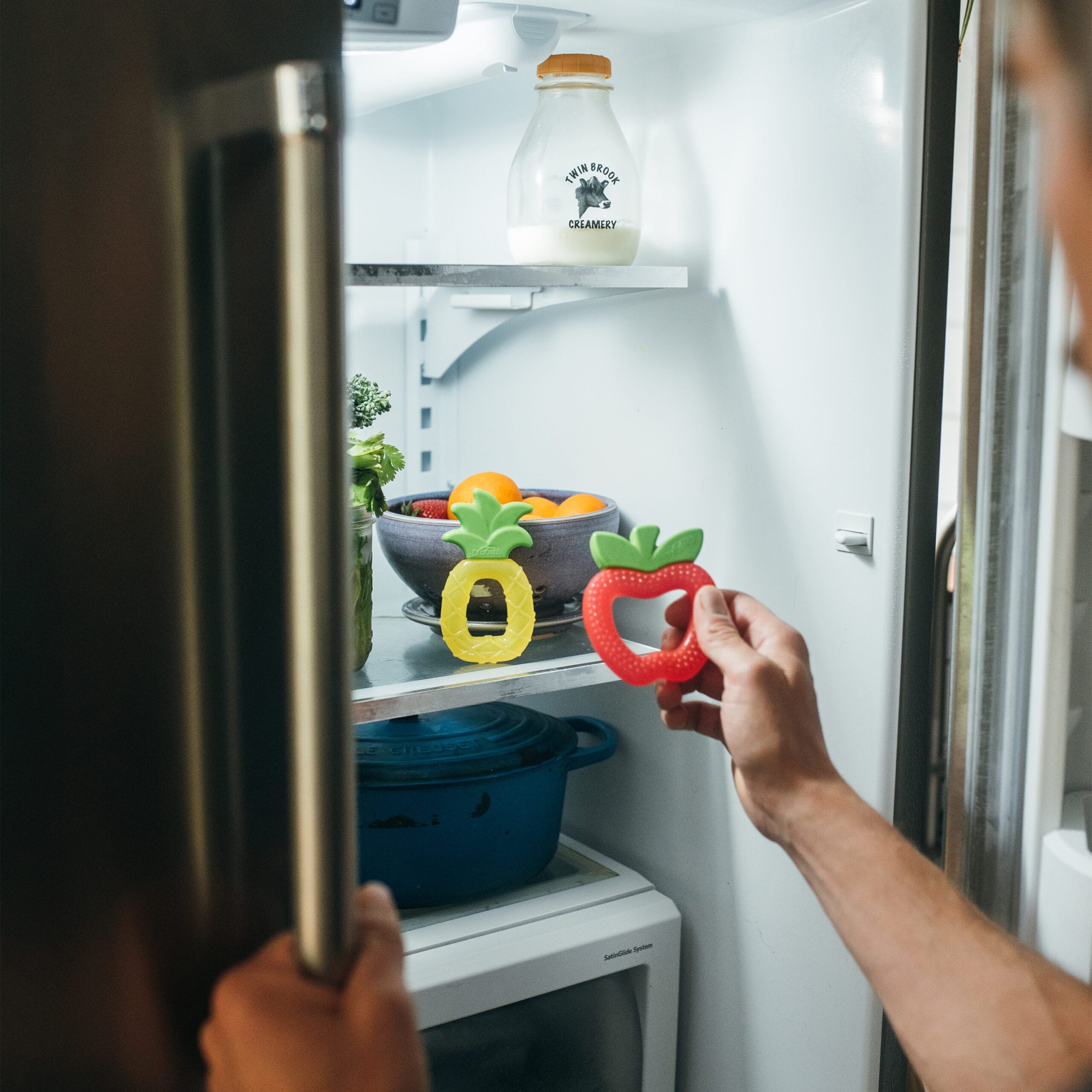 Dr. Brown 's koel en bijtfiguren appel en ananas in koelkast