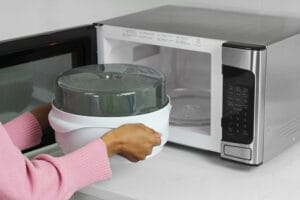 Welke methoden kan ik gebruiken om flessen te steriliseren?