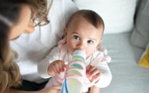 Baby drinkt uit Dr. Brown's babyfles