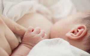 baby die borstvoeding krijgt