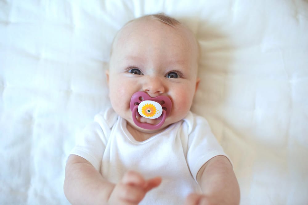 Dr. Brown's fopspeen met baby