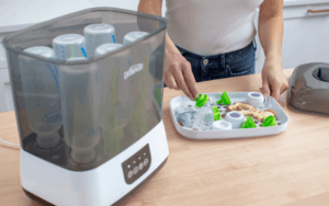 steriliseren van babyflessen in Dr. Brown's sterilisator