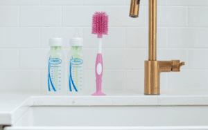 uitkoken van babyflessen, Dr. Brown's flessenborstel en flessen op een aanrecht