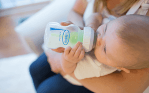 voeden van een newborn baby