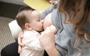 moeder die borstvoeding geeft