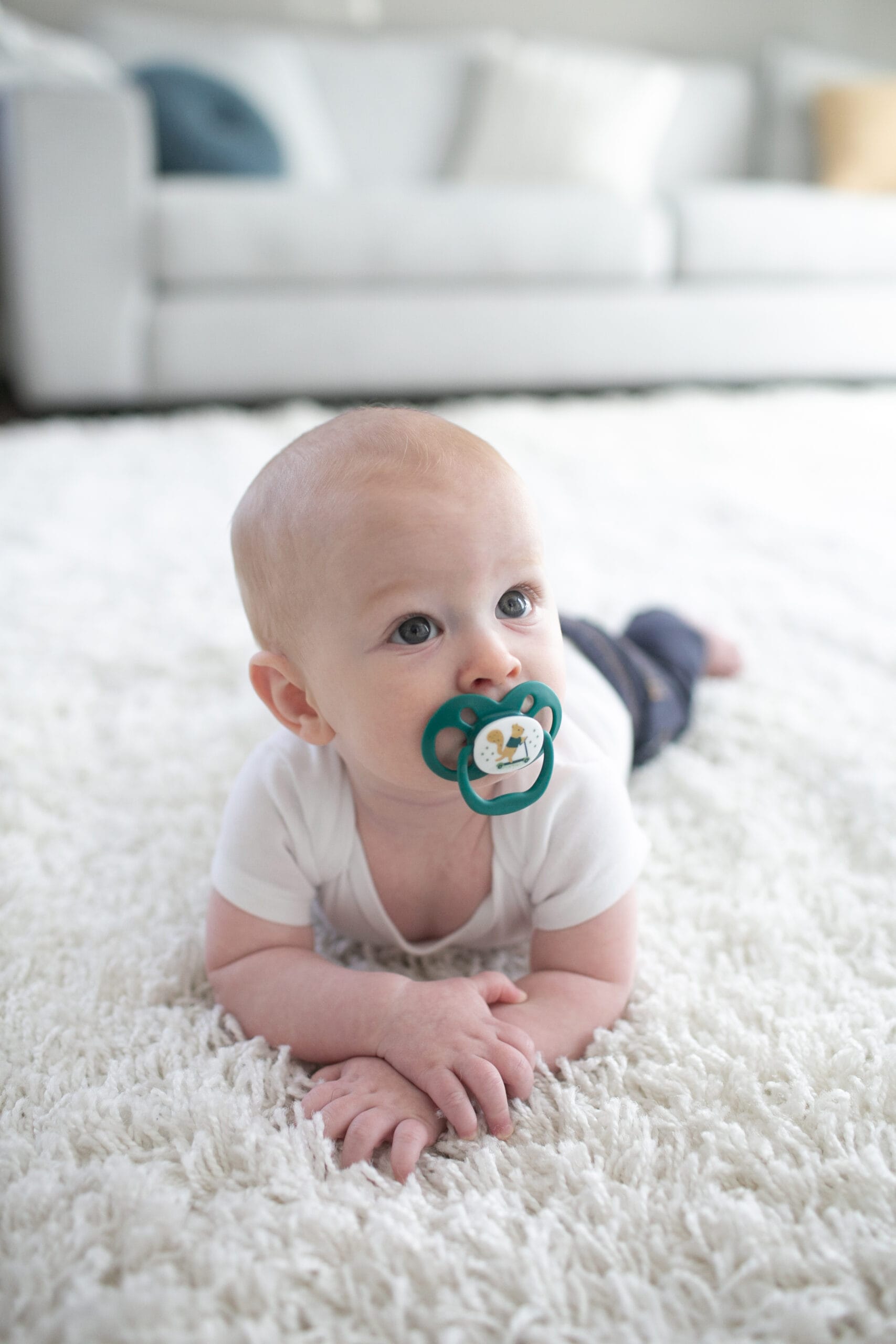 Kind met groene fopspeen van Dr. Brown's