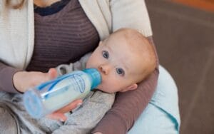 Dr. Brown's fles met drinkend kind, aanbevolen door specialisten