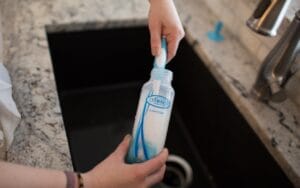 schoonmaken van een Dr. Brown 's fles