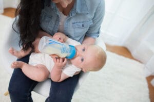 Hoe ondersteun ik mijn baby bij drinkproblemen aan borst én fles?