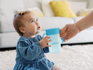 Dr. Brown 's Straw to 360 cup met een kindje die de beker aanpakt