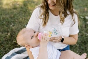 Klaar voor op reis: zo neem je flesvoeding mee voor je baby