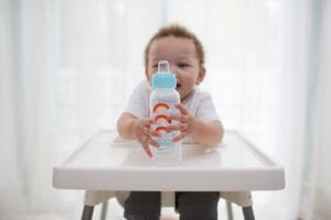 Hoe komt het dat de inkt op de fles loslaat of vervaagt?