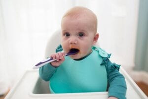 dr browns vaste voeding baby met lepeltje