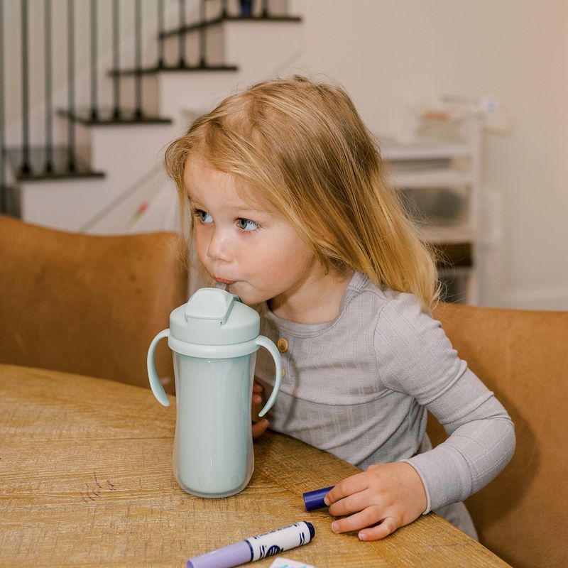 Kind drinkt aan tafel uit de Dr. Brown’s geïsoleerde rietjesbeker 300 ml in lichtgroen