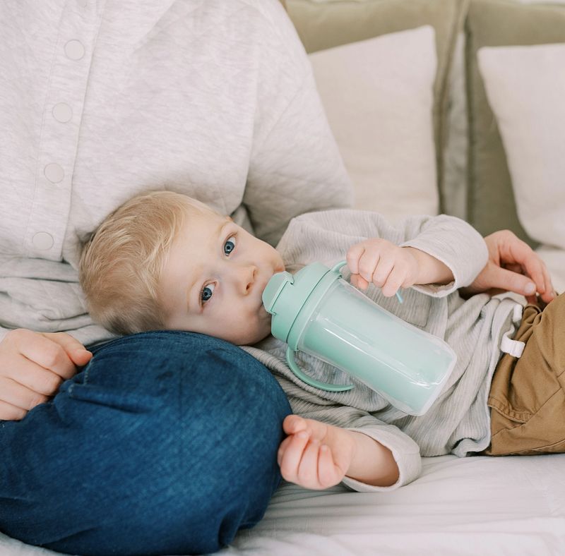 Kind drinkt uit de lichtgroene Dr. Brown’s geïsoleerde rietjesbeker met handvatten